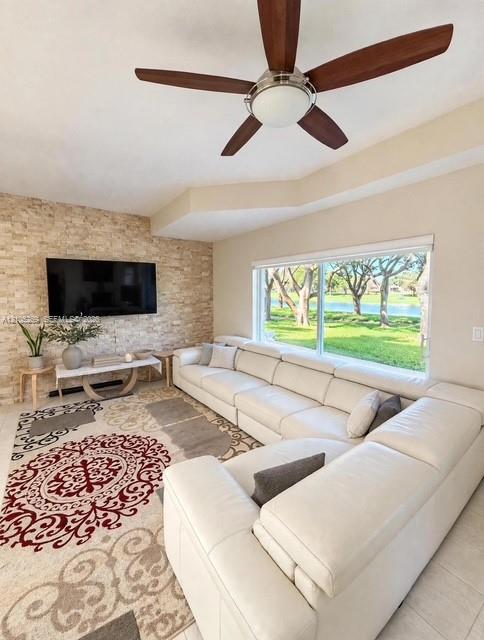 Sala del townhouse frente al lago
