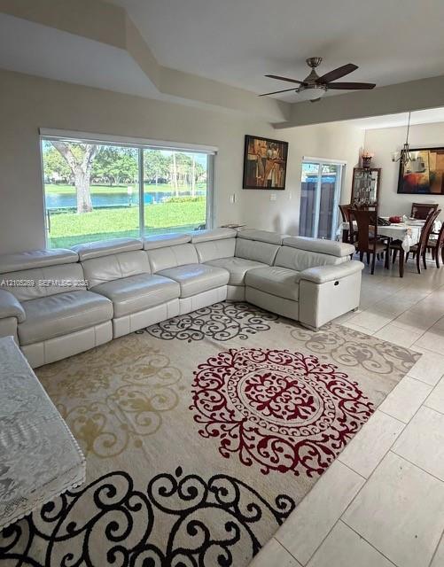 Sala con ventanales y vista al lago