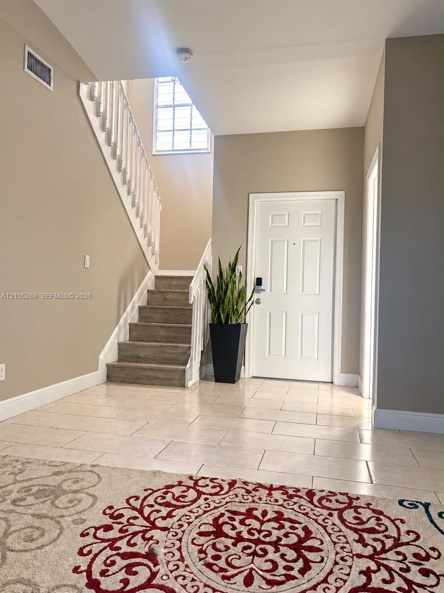 Recibidor y escalera del townhouse