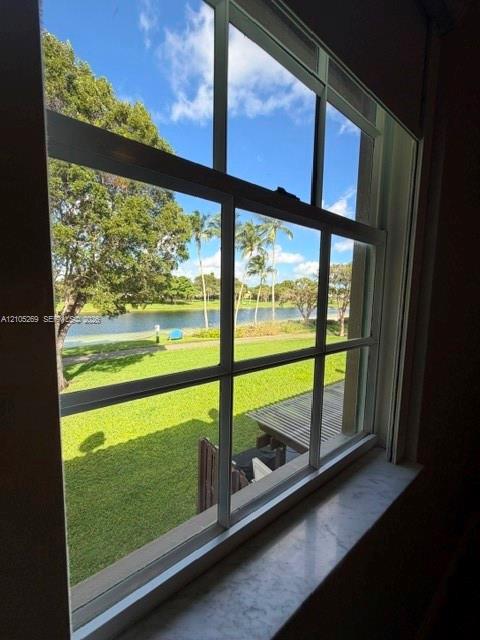 Vista al lago desde una ventana