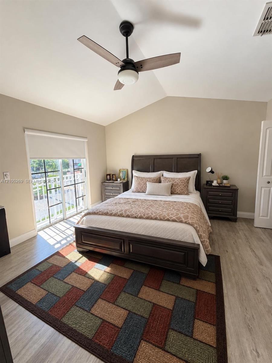 Habitación con ventilador de techo