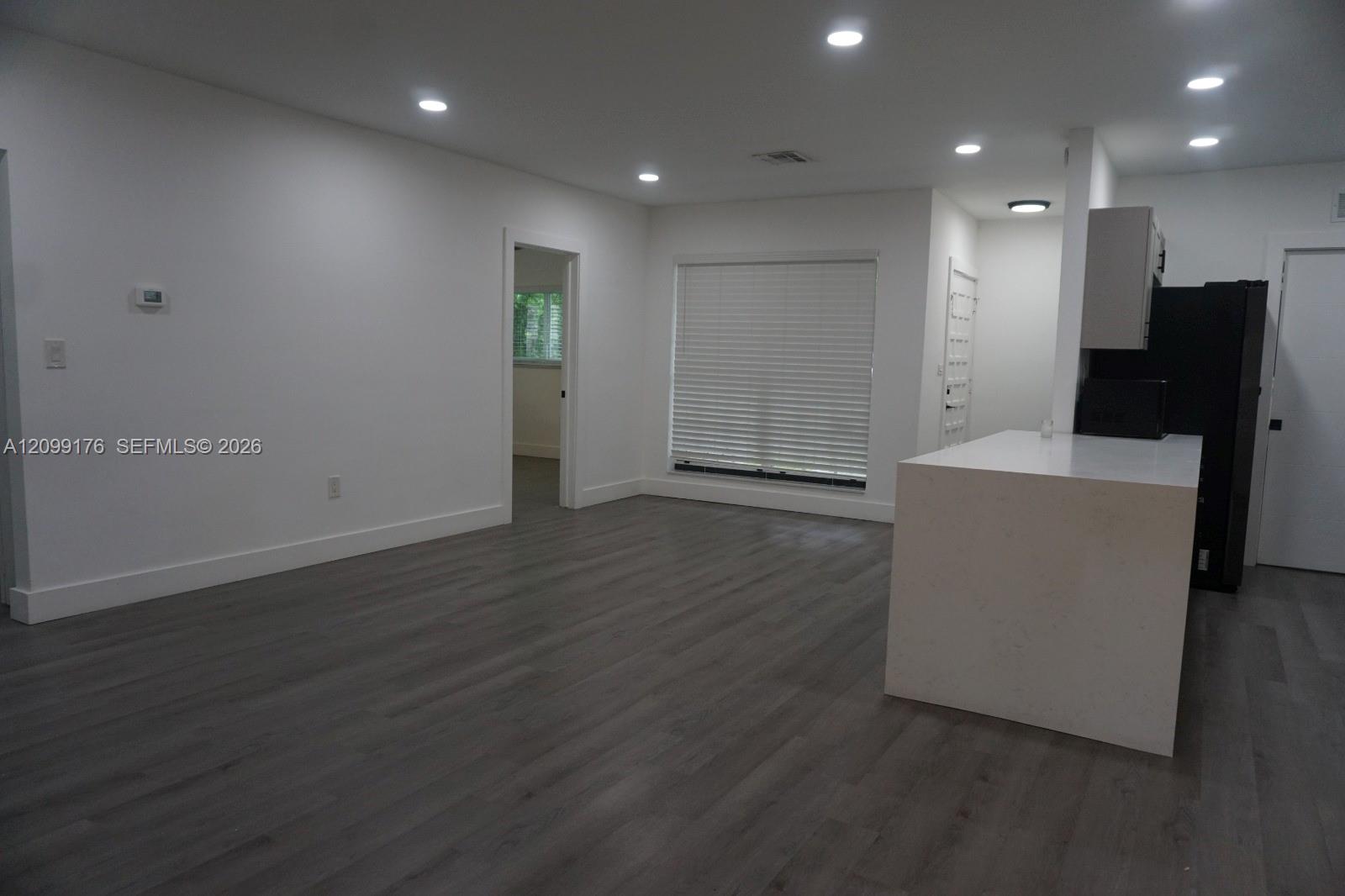 Sala con pisos tipo madera
