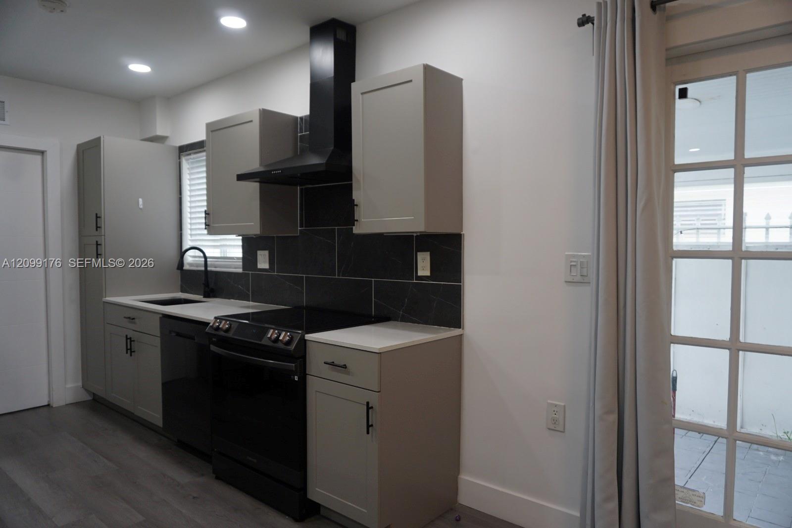 Cocina con gabinetes grises