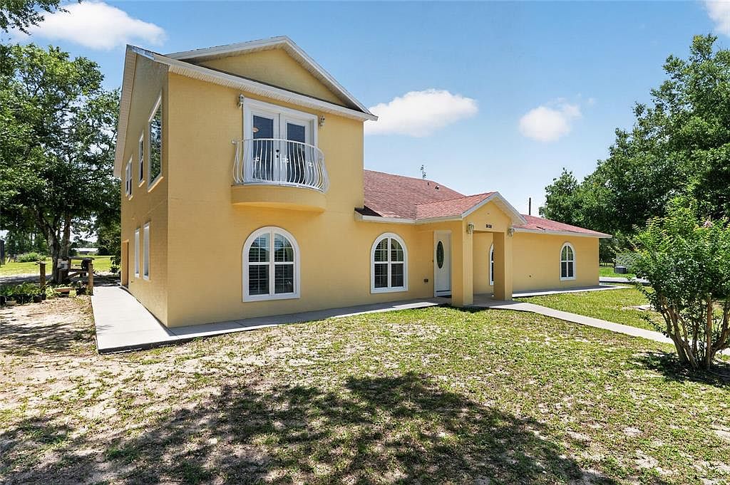 Fachada de la casa en venta en Lady Lake